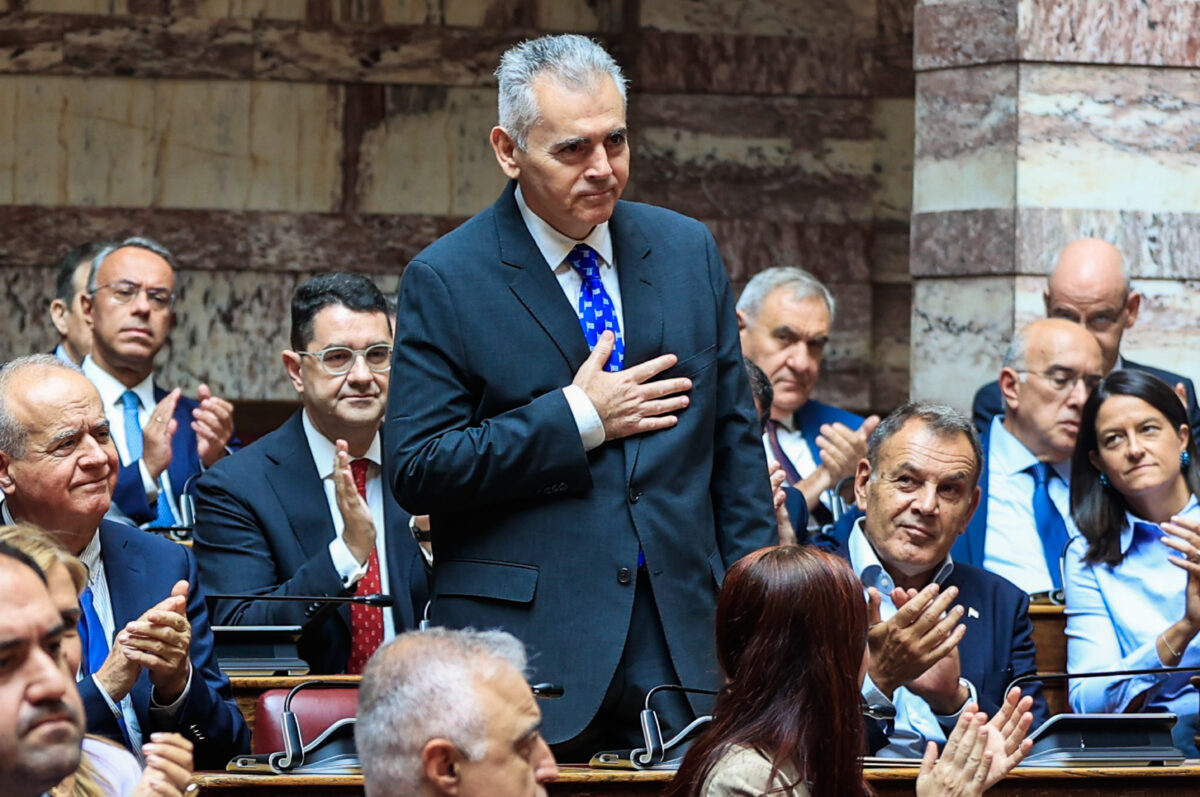 Ο Μάξιμος Χαρακόπουλος με γραβάτα με την ελληνική σημαία