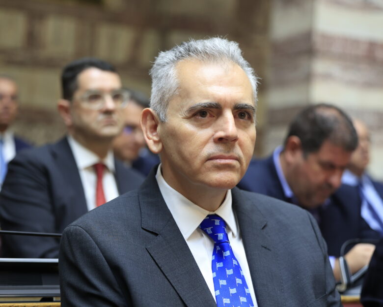 Ο Μάξιμος Χαρακόπουλος έκλεψε την παράσταση στη Βουλή – Εμφανίστηκε με μπλε γραβάτα με ελληνικές σημαίες