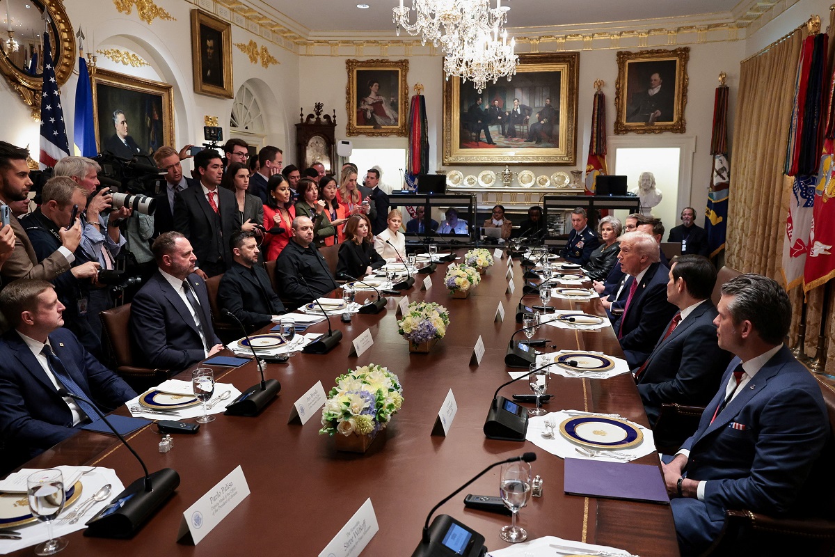 U.S. President Donald Trump meets with Ukraine's President Volodymyr Zelenskiy over lunch in the Cabinet Room at the White House in Washington, D.C., U.S., October 17, 2025. REUTERS/Jonathan Ernst