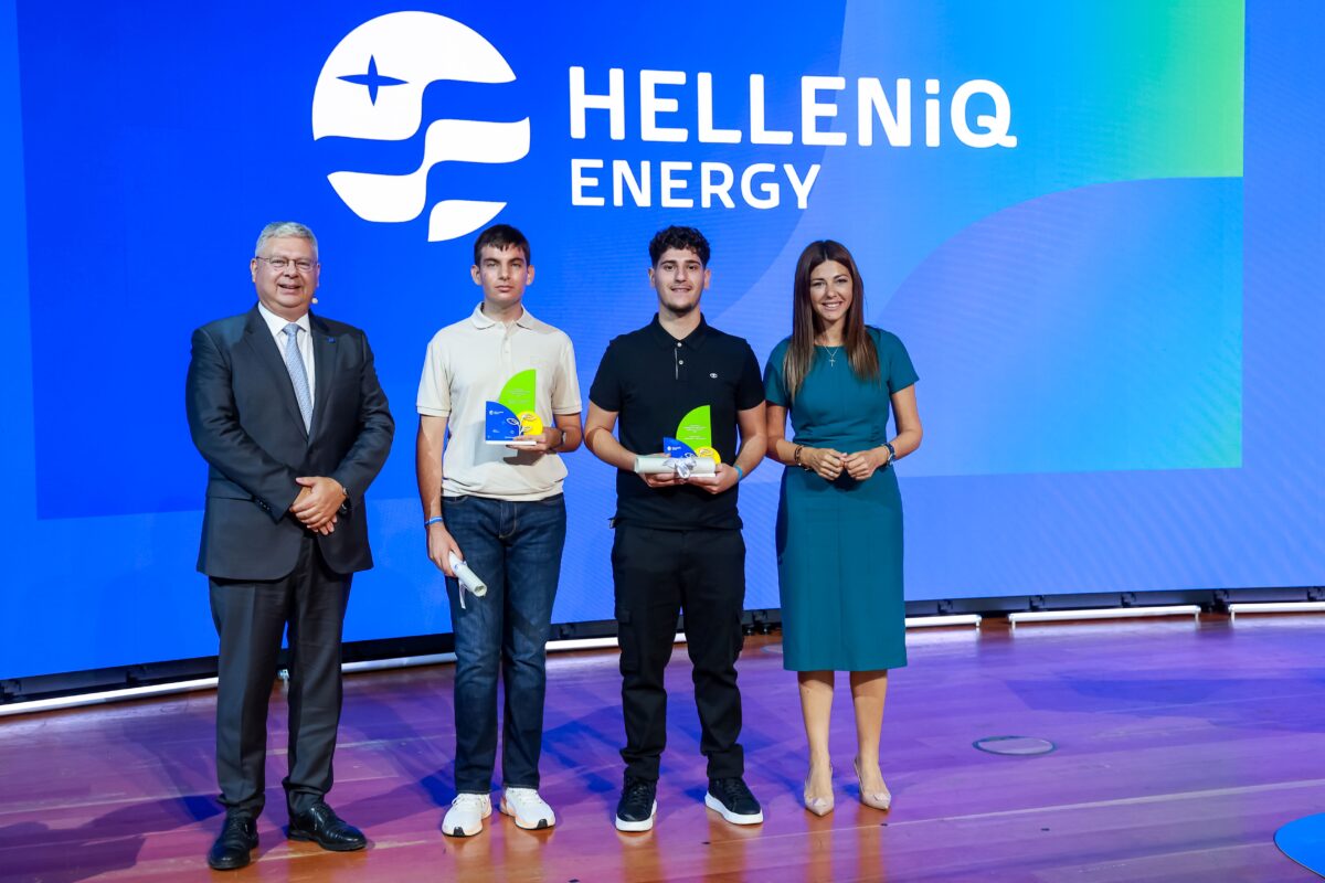Ο Διευθύνων Σύμβουλος της HELLENiQ ENERGY Ανδρέας Σιάμισιης και η Υπουργός Παιδείας, Θρησκευμάτων και Αθλητισμού κα Σοφία Ζαχαράκη (δεξιά), στην εκδήλωση βράβευσης για τους «Πρώτους των Πρώτων» από το Θριάσιο Πεδίο