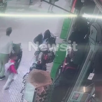 Κοριτσάκι στον Άγιο Παντελεήμονα