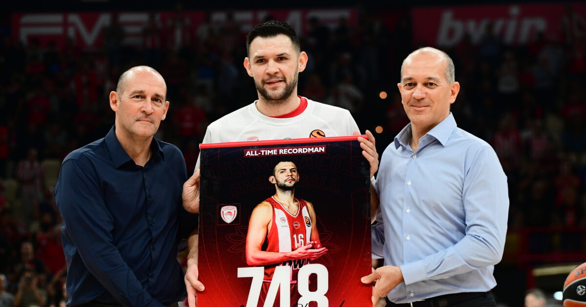 Olympiacos – Dubai BC: Kostas Papanikolaou was awarded for his record of Piraeus in Piraeus