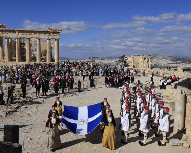 Η Αθήνα γιορτάζει την 81η επέτειο της απελευθέρωσης από τη γερμανική κατοχή: Φωτογραφίες από την έπαρση της σημαίας στην Ακρόπολη