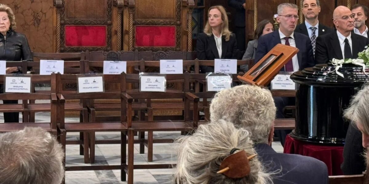 Άδεια καθίσματα σητν κηδεία του Διονύση Σαββόπουλου