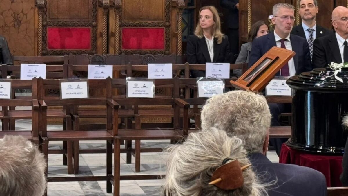 Άδεια καθίσματα σητν κηδεία του Διονύση Σαββόπουλου