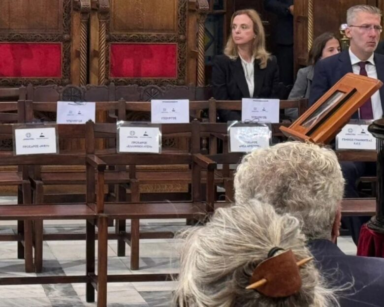 Διονύσης Σαββόπουλος: Τα άδεια καθίσματα με τα καρτελάκια της αντιπολίτευσης στην κηδεία του τραγουδοποιού