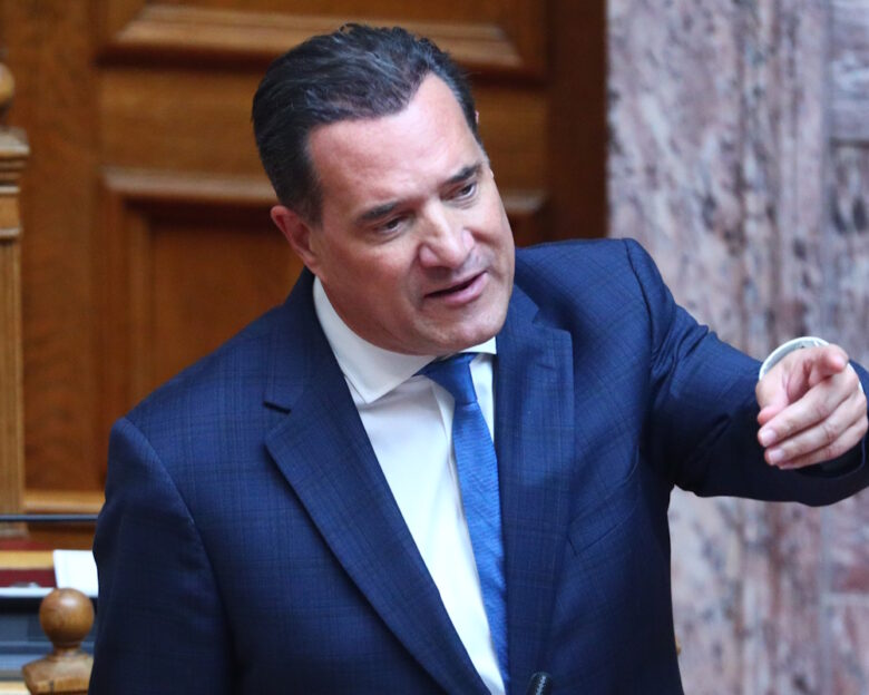 Ο Άδωνις Γεωργιάδης το παραδέχτηκε με αυτοπεποίθηση και χιούμορ: «Και μαλλιά έβαλα και μπότοξ έκανα, βάζω και κρέμες»