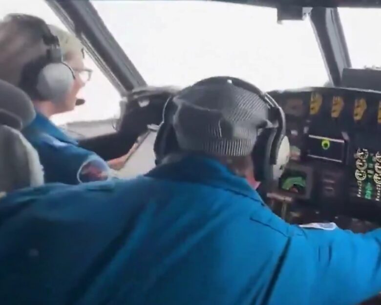 Αεροσκάφος μπήκε στο «μάτι» του τυφώνα Μελίσα: Ανατριχιαστικό βίντεο από χάος και τις αναταράξεις