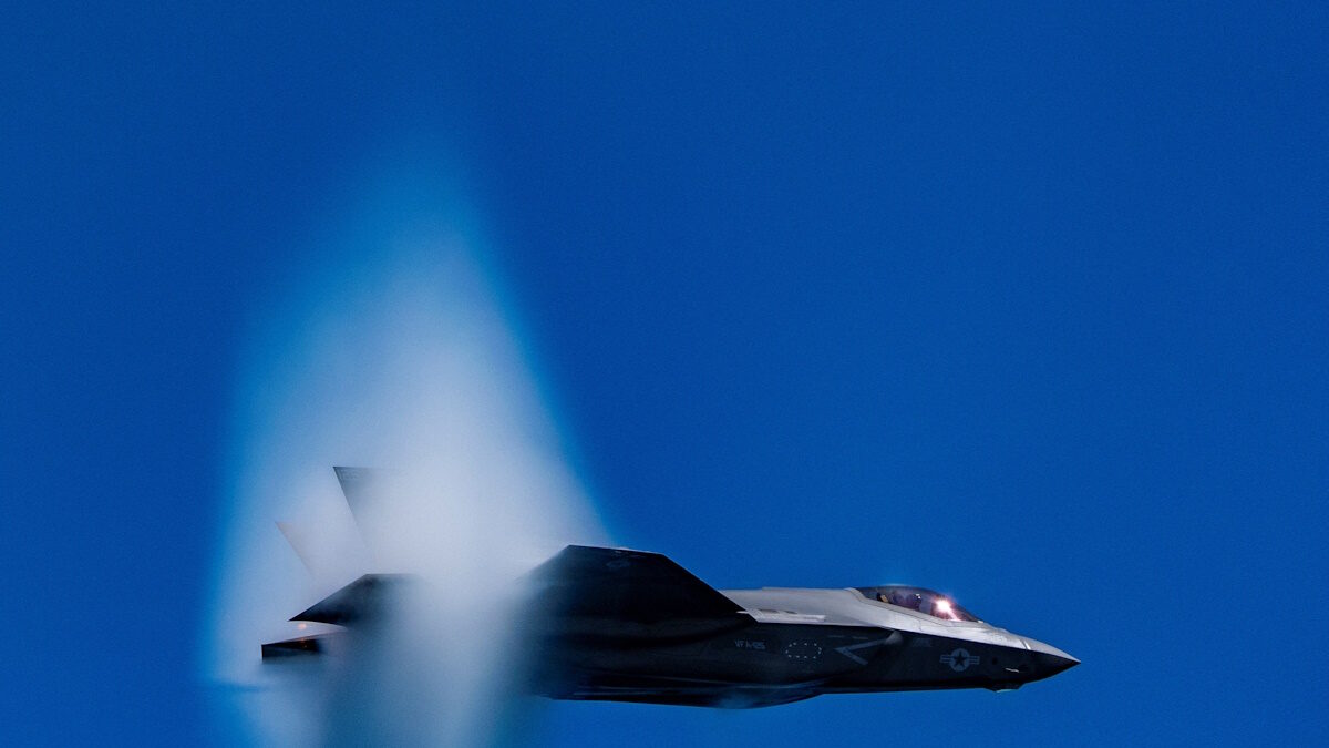 Ένα μαχητικό αεροσκάφος F-35C πετάει με μεγάλη ταχύτητα