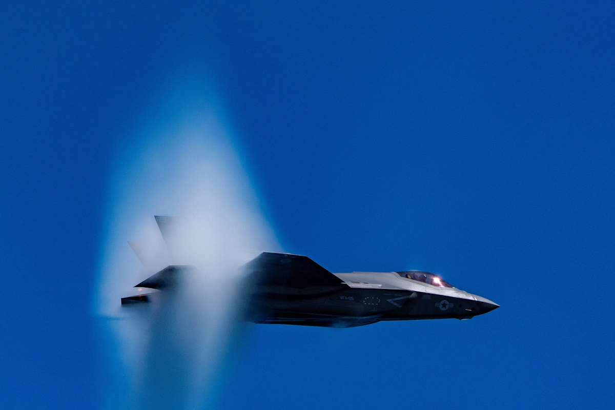 Ένα μαχητικό αεροσκάφος F-35C πετάει με μεγάλη ταχύτητα