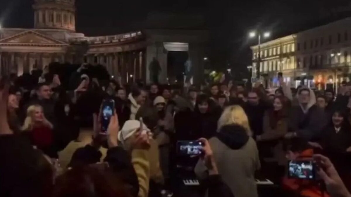 Νέοι τραγουδούν στην Αγία Πετρούπολη για την ανατροπή του Πούτιν