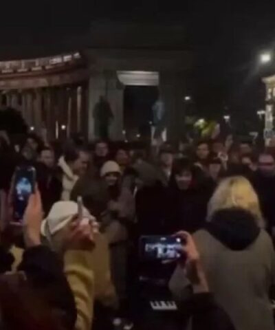 Νέοι τραγουδούν στην Αγία Πετρούπολη για την ανατροπή του Πούτιν