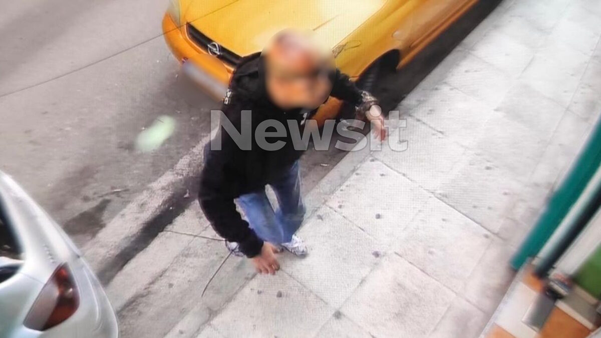 Η στιγμή που ο 48χρονος μπαίνει μέσα σε σούπερ μάρκετ ουρλιάζοντας σε σπαστά ελληνικά να καλέσουν την αστυνομία