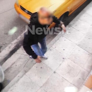 Η στιγμή που ο 48χρονος μπαίνει μέσα σε σούπερ μάρκετ ουρλιάζοντας σε σπαστά ελληνικά να καλέσουν την αστυνομία