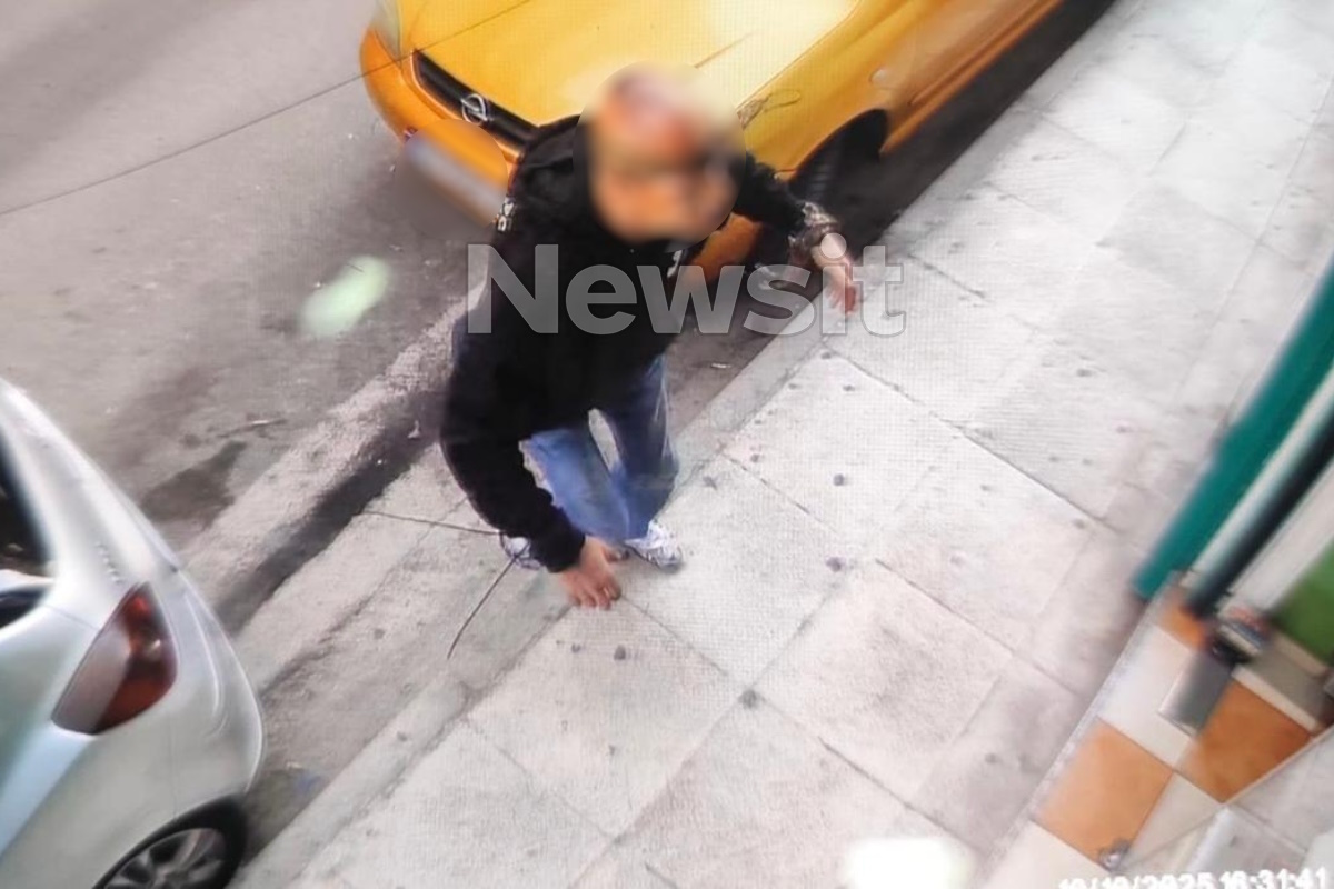 Η στιγμή που ο 48χρονος μπαίνει μέσα σε σούπερ μάρκετ ουρλιάζοντας σε σπαστά ελληνικά να καλέσουν την αστυνομία