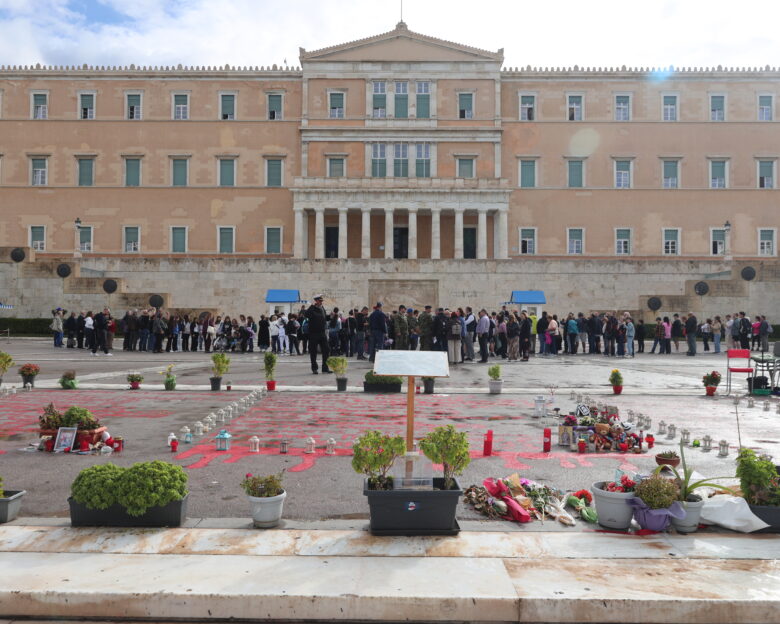 Τσίπρας: «Κανείς, δεν μπορεί να αποστειρώσει τον Άγνωστο Στρατιώτη και το Σύνταγμα»