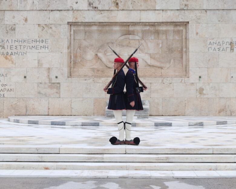 Ιδιωτική εταιρεία καθαρισμού και φυλάκιση που μετατρέπεται σε κοινωφελή εργασία, προβλέπει η ρύθμιση για τον Άγνωστο Στρατιώτη  η σύγκρουση κλιμακώνεται  σε Δένδια, Χρυσοχοίδη οι καυτές πατάτες  alert για τις παρελάσεις λόγω αγροτών  που θα ανοίξει γυμναστήριο ο Τάιλερ