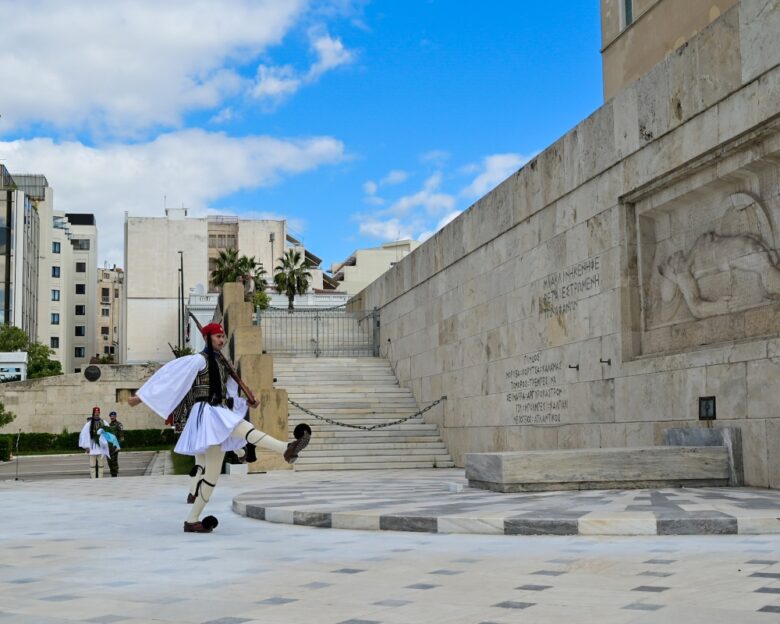 Χατζηδάκης για Άγνωστο Στρατιώτη: Τα μνημεία των ηρώων δεν είναι χώροι για διαμαρτυρίες