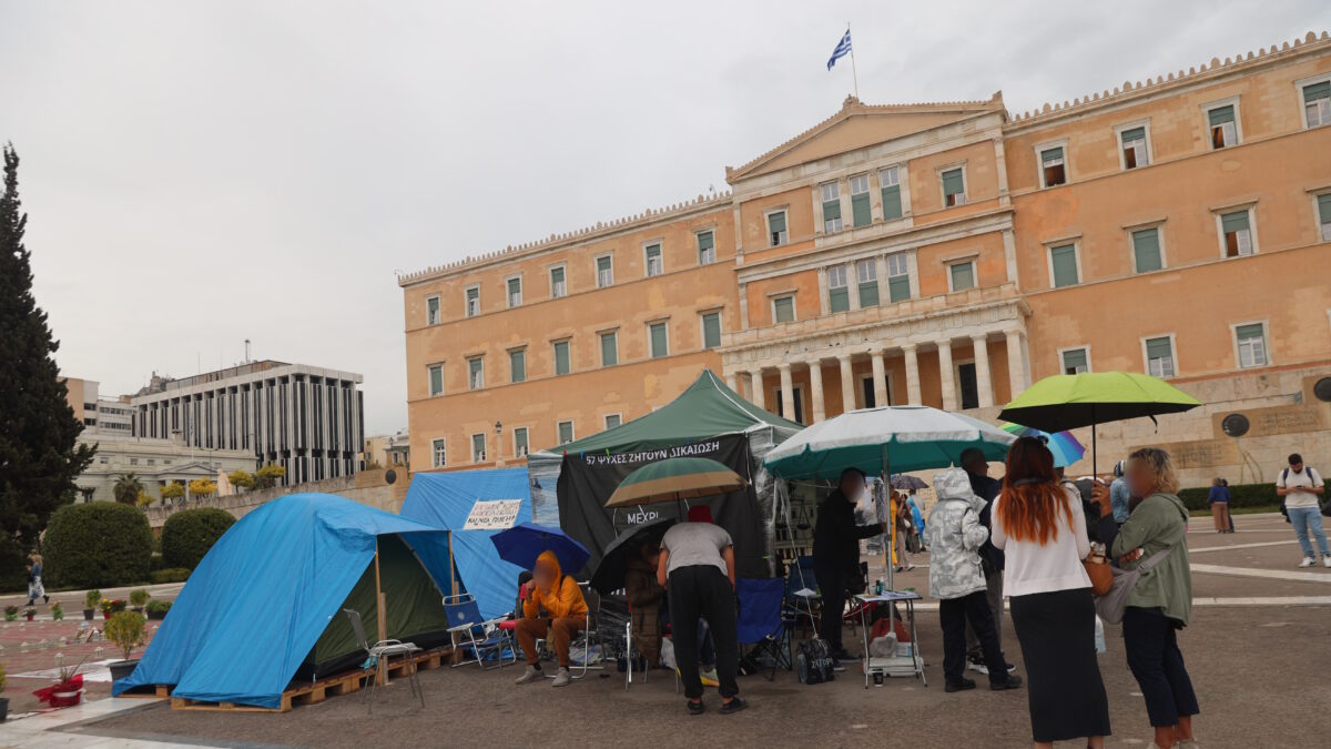 Σκηνές μπροστά από το μνημείο του Αγνώστου Στρατιώτη