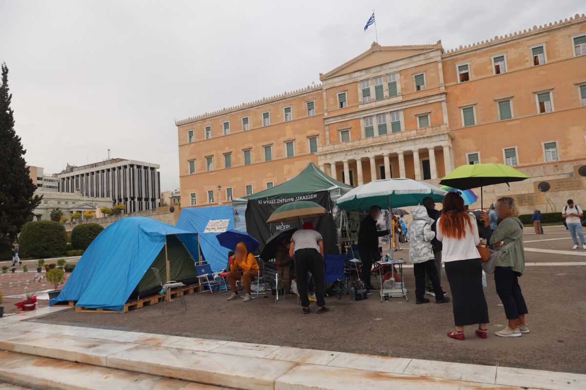 Σκηνές μπροστά από το μνημείο του Αγνώστου Στρατιώτη