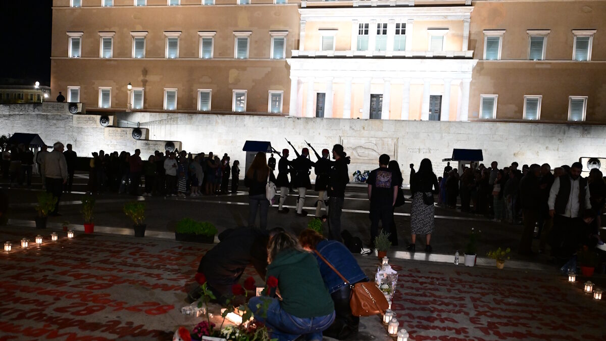 Κόσμος στο σημείο που είναι γραμμένα τα ονόματα των νεκρών του σιδηροδρομικού δυστυχήματος των Τεμπών μπροστά από το μνημείο του Άγνωστου Στρατιώτη