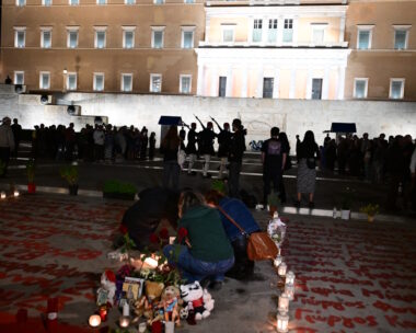 Κόσμος στο σημείο που είναι γραμμένα τα ονόματα των νεκρών του σιδηροδρομικού δυστυχήματος των Τεμπών μπροστά από το μνημείο του Άγνωστου Στρατιώτη