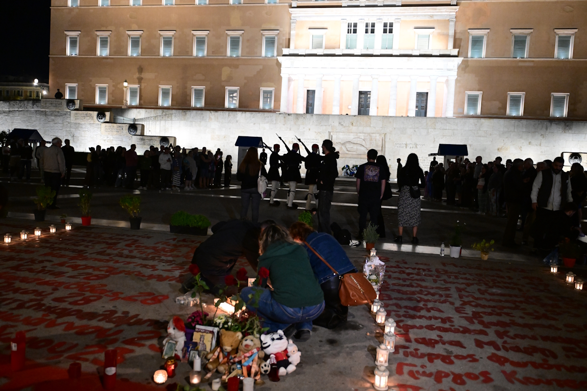 Κόσμος στο σημείο που είναι γραμμένα τα ονόματα των νεκρών του σιδηροδρομικού δυστυχήματος των Τεμπών μπροστά από το μνημείο του Άγνωστου Στρατιώτη