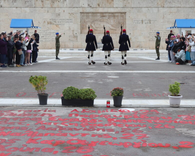 «Μετωπική» στη Βουλή για την τροπολογία για τον Άγνωστο Στρατιώτη: Δεν σβήνονται τα ονόματα θυμάτων των Τεμπών, αλλά δεν θα επιτραπεί να γραφούν ξανά