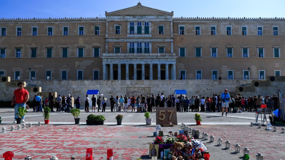 Τα ονόματα των θυμάτων στα Τέμπη μπροστά από το μνημείο του Αγνώστου Στρατιώτη
