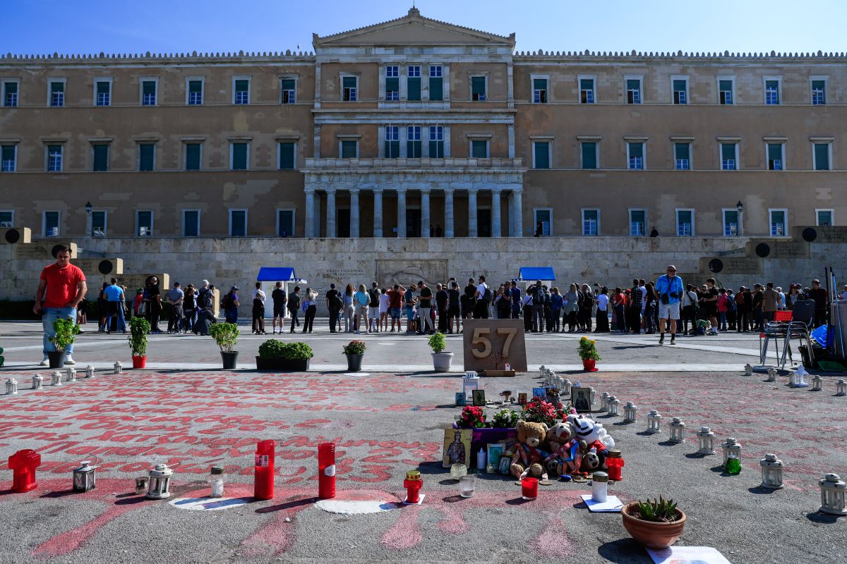 Τα ονόματα των θυμάτων στα Τέμπη μπροστά από το μνημείο του Αγνώστου Στρατιώτη
