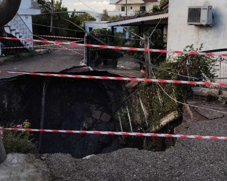 Κρατήρας άνοιξε ανάμεσα σε σπίτια στην Αιτωλοακαρνανία – Δείτε απίστευτες φωτογραφίες