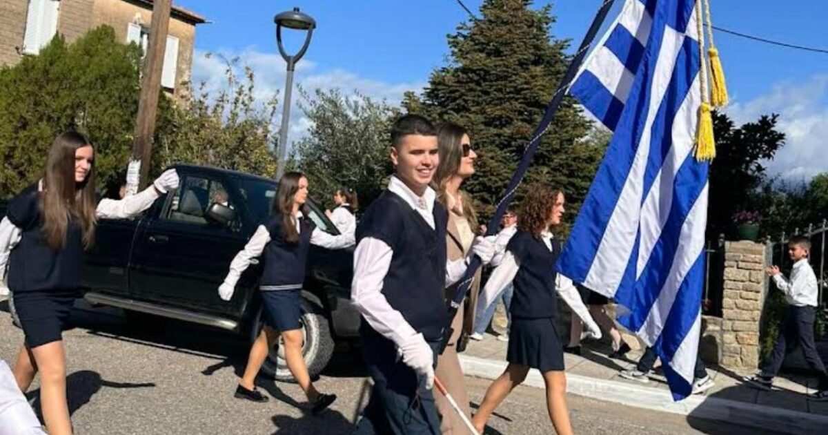 October 28th: ​​Pride in Agrinio for the blind flag bearer – Children marched alongside the 2 students in Argithea
