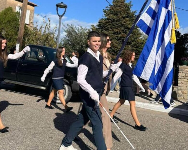 28η Οκτωβρίου: Περηφάνια στο Αγρίνιο για τον τυφλό σημαιοφόρο – Παιδιά παρέλασαν στο πλευρό των 2 μαθητών στην Αργιθέα