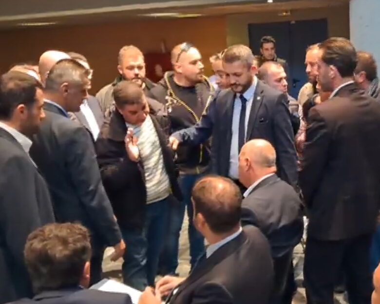 Κώστας Τσιάρας: Αγρότες εισέβαλαν στο διοικητήριο Λιβαδειάς και περικύκλωσαν τον υπουργό