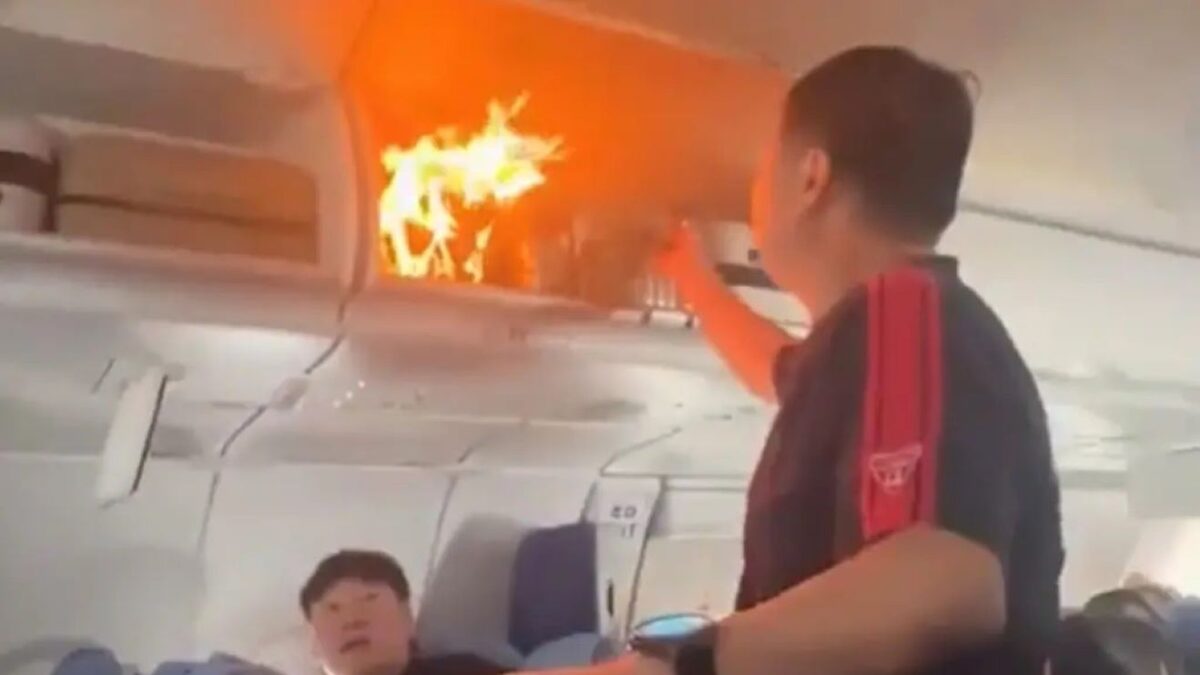 Air China: Πανικός από φωτιά σε αεροπλάνο εν ώρα πτήσης μετά από ανάφλεξη μπαταρίας λιθίου σε βαλίτσα επιβάτη