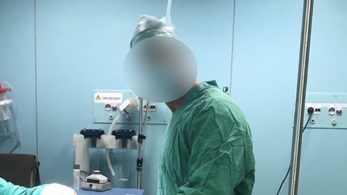 «Δεν είμαι γιατρός, έχω κέντρο αισθητικής» λέει ο 40χρονος που έδειρε την οδηγό και φωτογραφίζεται με τη χειρουργική ποδιά επί το έργον