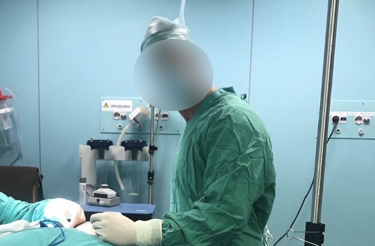 «Δεν είμαι γιατρός, έχω κέντρο αισθητικής» λέει ο 40χρονος που έδειρε την οδηγό και φωτογραφίζεται με τη χειρουργική ποδιά επί το έργον