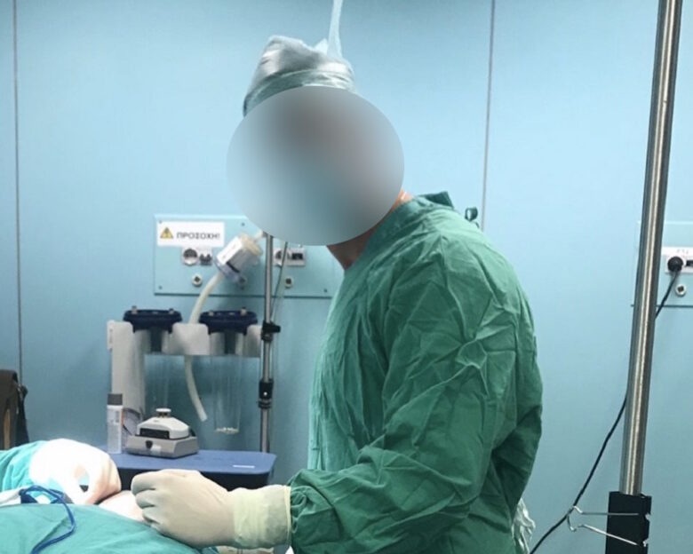 «Δεν είμαι γιατρός, έχω κέντρο αισθητικής» λέει ο 40χρονος που φωτογραφίζεται με τη χειρουργική ποδιά επί τω έργω