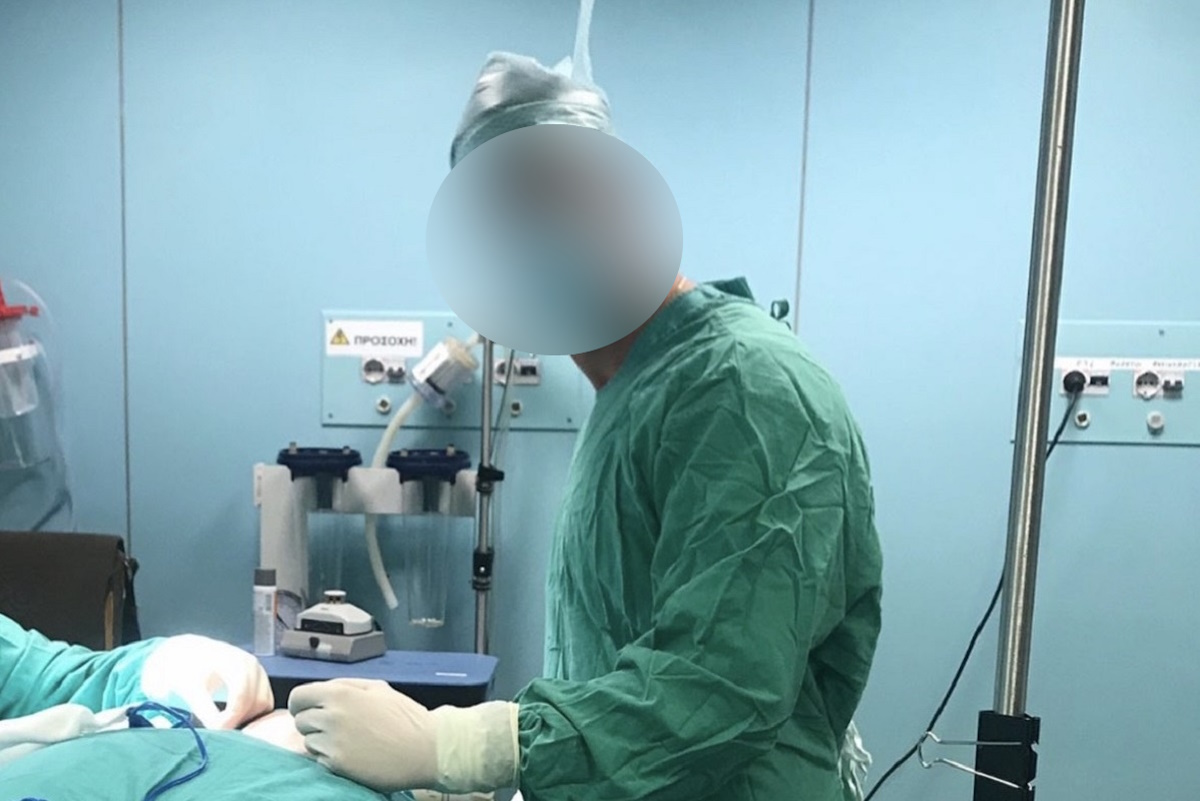 «Δεν είμαι γιατρός, έχω κέντρο αισθητικής» λέει ο 40χρονος που φωτογραφίζεται με τη χειρουργική ποδιά επί τω έργω