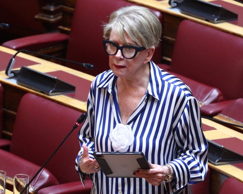 Έλενα Ακρίτα για τον ξυλοδαρμό της μητέρας στο Κορωπί: Όταν η πατριαρχία ονομάζεται «σχέση αγάπης»