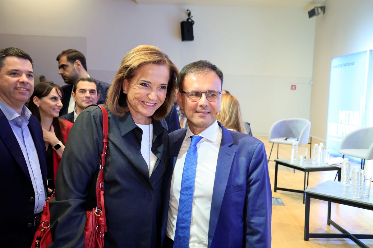 Ο συγγραφέας Αλέξης Πατέλης με την Ντόρα Μπακογιάννη
