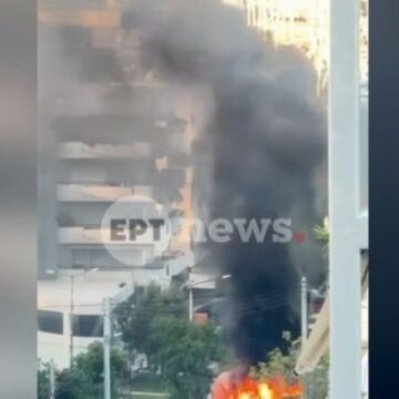 Άλιμος: Στις φλόγες αυτοκίνητο εν κινήσει – Πρόλαβε και το εγκατέλειψε ο οδηγός, «στάχτη» άλλα τρία
