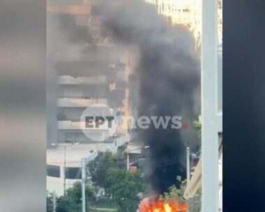 Άλιμος: Στις φλόγες αυτοκίνητο εν κινήσει – Πρόλαβε και το εγκατέλειψε ο οδηγός, «στάχτη» άλλα τρία