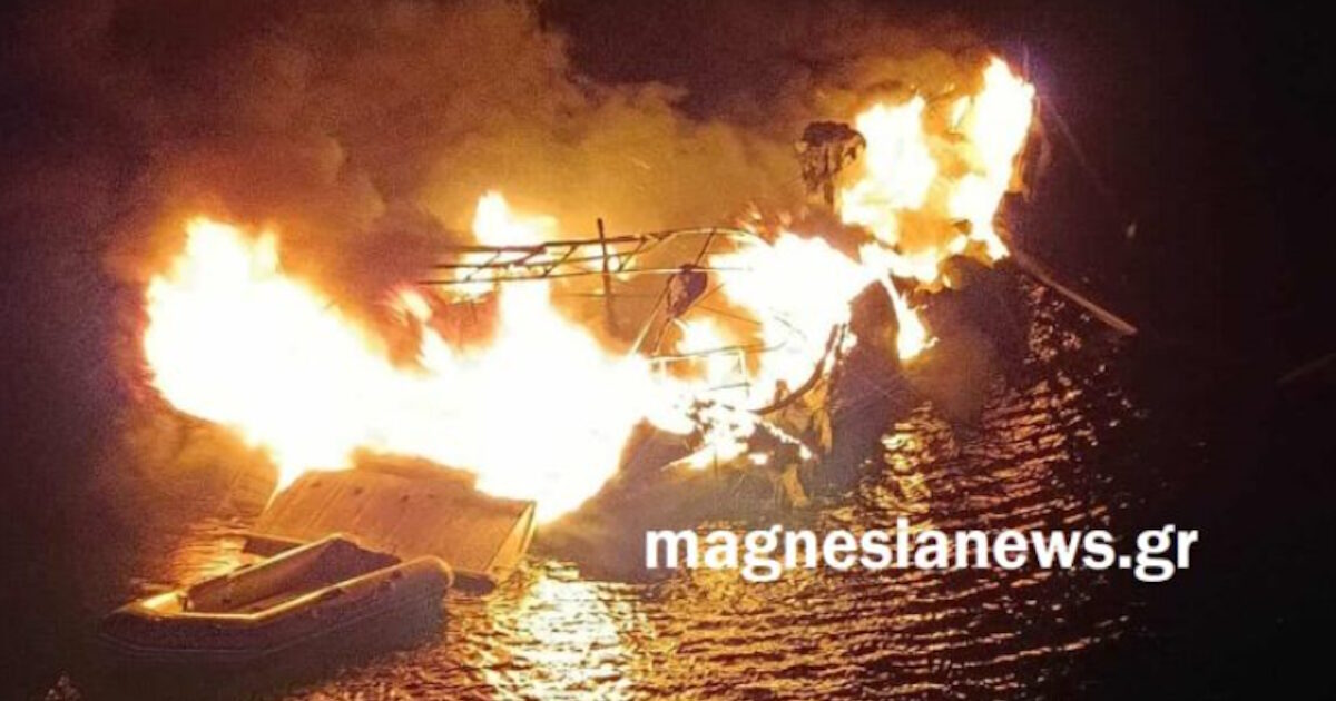 Fire in sailboat in Alonissos – The 4 occupants were rescued, video with the burning boat