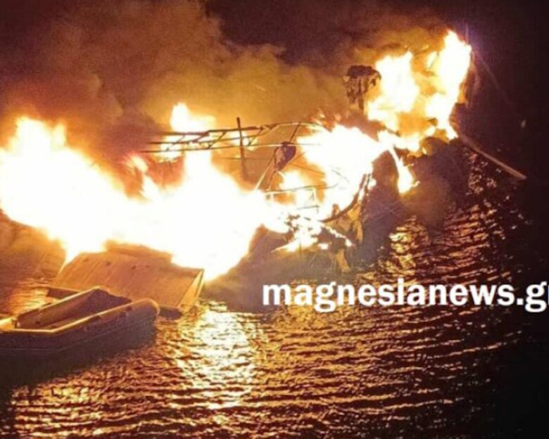 Φωτιά σε ιστιοφόρο στην Αλόννησο – Διασώθηκαν οι 4 επιβαίνοντες, βίντεο με το φλεγόμενο σκάφος