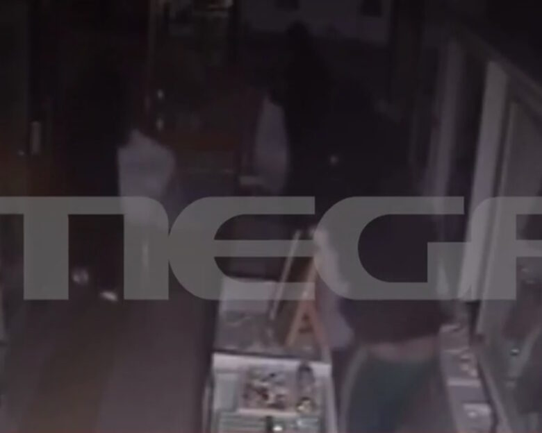 Αμαλιάδα: Η στιγμή που διαρρήκτες εισβάλουν σε κοσμηματοπωλείο και κλέβουν κοσμήματα αξίας άνω των 150.000 ευρώ