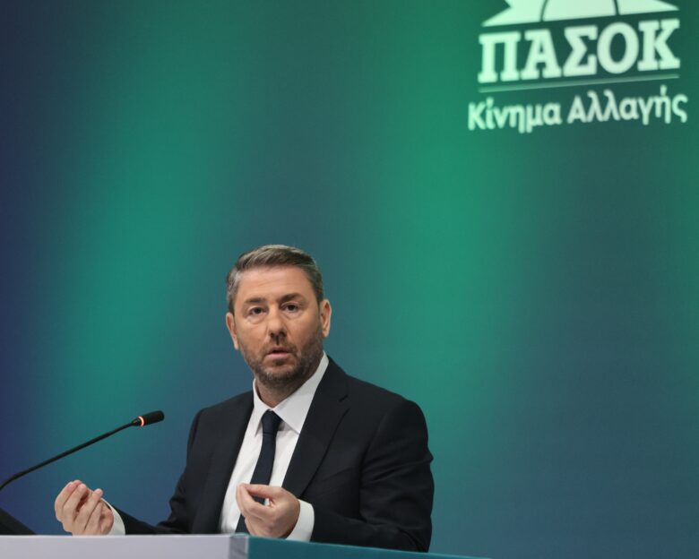Το ΠΑΣΟΚ ετοιμάζεται για συνέδριο την ώρα που πληθαίνουν οι προτάσεις για συνεργασίες στην κεντροαριστερά