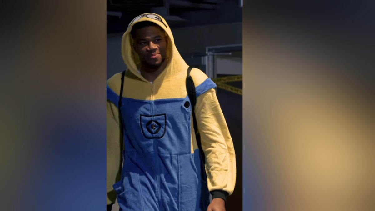 Ο Γιάννης Αντετοκούνμπο ντυμένος μίνιον