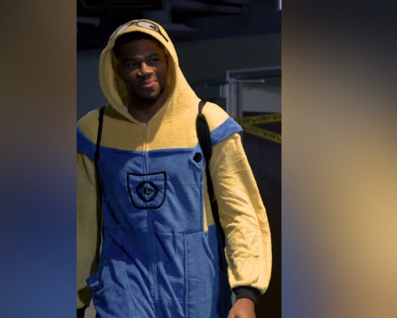 Ο Γιάννης Αντετοκούνμπο ντύθηκε Minion για το Halloween πριν τον αγώνα των Μιλγουόκι Μπακς