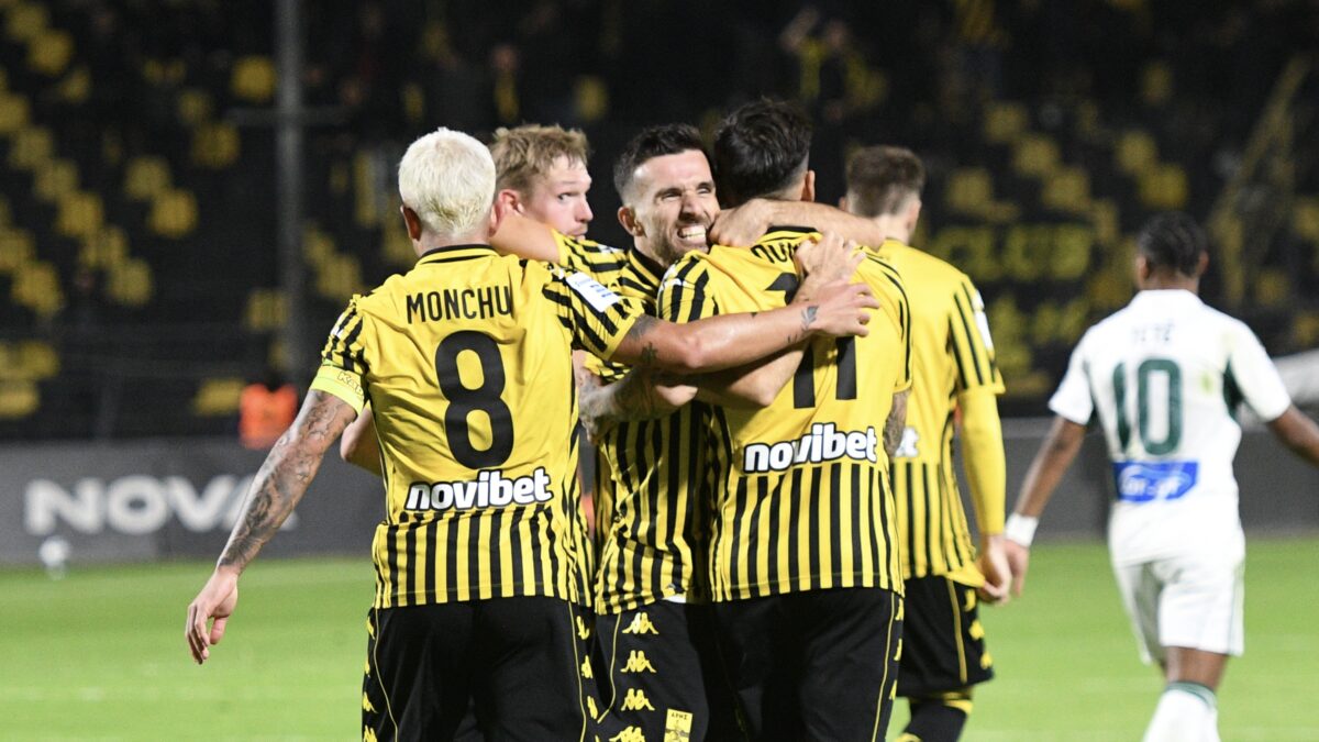 Οι παίκτες του Άρη πανηγυρίζουν κόντρα στον Παναθηναϊκό (ΜΙΚΑΕΛΑ ΤΣΟΡΜΠΑΤΖΙΔΟΥ